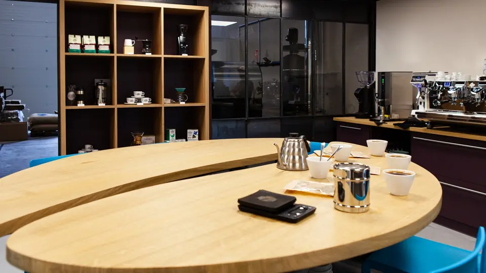 Comptoir de dégustation en bois clair du Café Toqué, concept de torréfaction